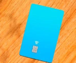 Commodities such as gold, oil, agricultural products and industrial metals offer opportunities to diversify your portfolio and hedge against inflation, but they are also high-risk assets due to price volatility, geopolitical tensions and supply-demand shocks; the key is to invest with a clear strategy, an understanding of the underlying market drivers, and only with capital that does not compromise your financial stability.