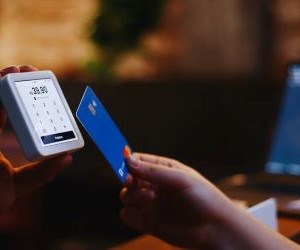 Forex offers opportunities to profit from fluctuations between global currencies in a highly liquid market that trades 24 hours a day, but it is also a high-risk arena due to leverage, sharp volatility and the impact of macroeconomic news; the key is to trade with a clear strategy, strict risk management and only with capital you can afford to lose without affecting your financial stability.