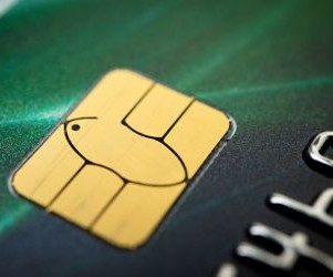 Cryptocurrencies offer high return potential and greater financial freedom through decentralisation, operating in a market that is open 24/7. However, they are a high-risk asset due to extreme volatility and the lack of regulation. The main risks include rapid losses and cybersecurity failures. The key to success is to invest only with a clear strategy and with capital that does not compromise your financial stability.