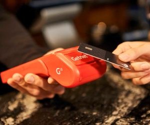 Cryptocurrencies offer high return potential and greater financial freedom through decentralisation, operating in a market that is open 24/7. However, they are a high-risk asset due to extreme volatility and the lack of regulation. The main risks include rapid losses and cybersecurity failures. The key to success is to invest only with a clear strategy and with capital that does not compromise your financial stability.