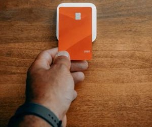 Commodities such as gold, oil, agricultural products and industrial metals offer opportunities to diversify your portfolio and hedge against inflation, but they are also high-risk assets due to price volatility, geopolitical tensions and supply-demand shocks; the key is to invest with a clear strategy, an understanding of the underlying market drivers, and only with capital that does not compromise your financial stability.